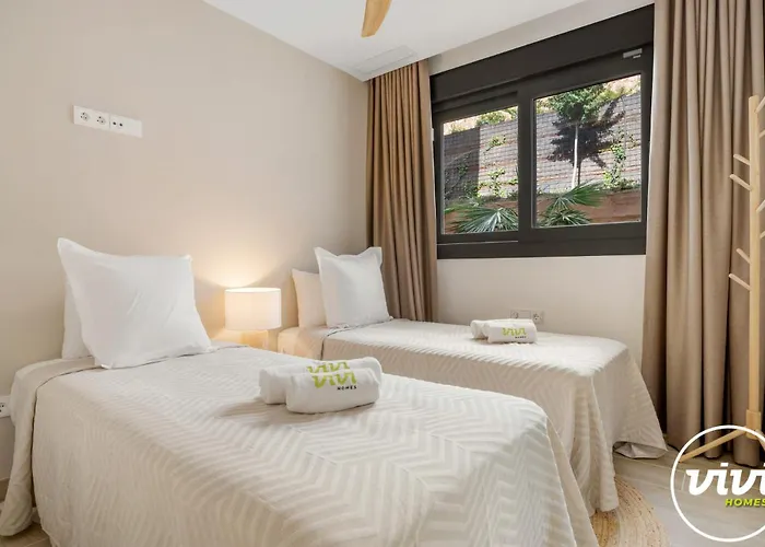 Vivi Homes - Bay - Pool - Gym - Big Terrace Apartment *